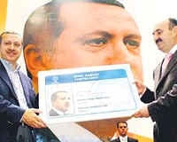 ERDOANA TANITIM KARTI.... Partisinin stanbul Blge Toplantsnda Erdoana tantm kartn l Bakan Mehmet Mezzinolu verdi. 