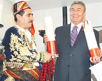 Krkpnar Aas Adem Tysz, CHP lideri Deniz Baykala mum hediye etti.