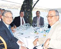 George Soros ve Ak Toplum Enstits yeleri ile SABAH yazar Mehmet Barlas Feriye Lokantasnda akam yemeinde bir araya geldiler.