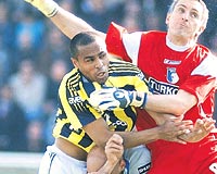 BR DEVRE OYNADI... Ankarasporun Srp kalecisi Jevri, devrearasnda Hollandann Vitesse Arnhem takmndan transfer edildi. Bakent ekibi, Jev-riin kaleyi koruduu 17 mata 23 gol yedi.