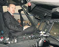 HELKOPTER NCELED... Babakan, Trkiyenin satn ald 12 adet deniz karakol helikpoterinin yapld Sikorsky tesislerini ziyaret etti.