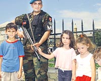 Kosovada grevli Trk askeri halkn sevgilisi konumunda... Mehmetik, zellikle ocuklardan ilgi gryor.
