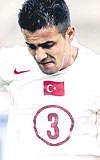  ERGUN TEBER Savunmann solunda oynuyor. Kayserisporun futbolcusu.
