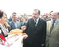 Bulgar gen kzlar Erdoana ekmek sundu.