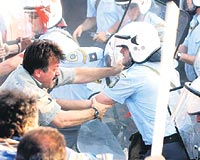 Protestocularla polis arasnda yaanan arbedede 20 kii yaraland.