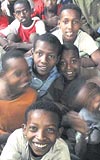 Etiyopyal ocuklara glge oyunu retiyor