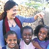 Etiyopya'da gölge oyunu öğretiyor