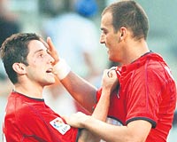 BU İKİLİMÜTHİŞ... Real Sociedad, 2002-03teİspanya Ligini ikinci sıradabitirirken Nihat 23,Kovaçeviç 20 gol ataraktakımı sırtlayan isimlerolmuşlardı.