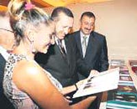 lham Aliyev ile ei, Erdoana Haydar Aliyev Vakfn gezdirdi.