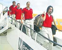 G.Saray uzun bir yolculuk sonras Amsterdana gitti. Futbolcular havaalannda bir grup taraftar karlad.