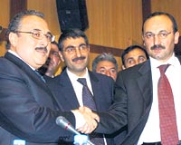 Telekom ihalesini kazanan Oger Telekomun mali iler sorumlusu Muhammed Haririyi  ilk tebrik edenlerden biri zelletirme daresi Bakan Metin Kilci idi.