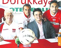 YDO GELYOR Dn  futbolcuya imza attran Sivasspor, yeni sezonda ligde frtna gibi esecek bir takm kurmak istiyor. Krmz-beyazllar ay sonunda stanbulda yaplacak Cumhuriyet Kupasnda da iddial.