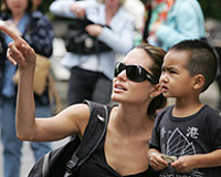 Jolie, AIDS hastas bebei evlat ediniyor