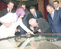ŞAMDA SÜPER AĞIRLAMA Esadlar, iade-i ziyarete gelen Erdoğan çiftini Şamda zengin bir programla ağırlamıştı. İki çift birlikte Şamın tarihi ve turistik yerlerini gezmişlerdi. Şimdi, Erdoğan Esadları ağırlayacak.