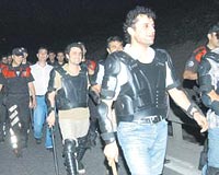 100 kiilik polis timi giyinip kuanp gece yars travestilerin peine dt.