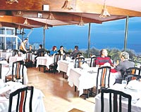 Observer, Samatyadaki restorann manzarasnn muhteem olduunu yazd.