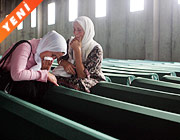 Srebrenitsa'da kurbanlar anlyor