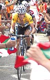 Lance Armstrong dnk yarn bitiinde hayranlarnn byk sevgi gsterileriyle karland.