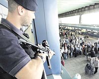 Roma havaliman... Polisler silahl devriyede Bata talya olmak zere birok Avrupa lkesi Londra saldrlar sonras gvenlik nlemlerini artrd.