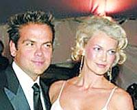 MANKENLE EVL News Corptaki grevlerinden ayrlan Lachlan Murdock, 1999 ylndan beri manken Sarah Ohare ile evli.
