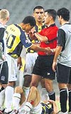 SAHA KARITI..... Evertonn spanyol oyuncusu Mikel Arteta, bir pozisyonda yere den Serkan Balcnn zerine basnca ortam gerildi...
