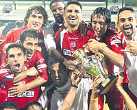 Sivassporlu futbolcular, kupayla birlikte hatra fotoraf ektirdiler...