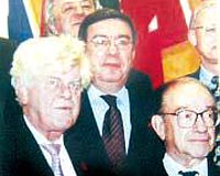 G-20lerin toplantsnda Wim Duisenberg,  ve ABD Merkez Bankas Bakan Alan Greenspan  ile birlikteydik. Yandaki resimde o gnden bu yana grevde bir tek Greenspan kald.