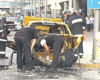 Bagajdaki LPG tpnn patlamas sonucu paalanan takside polis inceleme yapt.