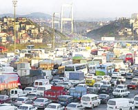 GÜNDE 329 BİN ARAÇ..... Hazırlanan rapora göre iki kıta arasında her gün 329 bin araç geçiş yapıyor. Bu nedenle de İstanbuldaki trafik sıkışıklığının en yoğun olduğu yerler köprüler...