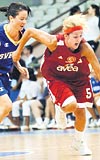 Y BALADIK.... Oyunlarn ilk gnnde bayanlar basketbolda Trkiye, svei 72-52 malup etti. Milli Takmmzda en skorer isim, 12 sayyla Esra oldu.