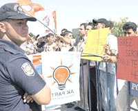 Başbakanın gezisi nedeniyle Diyarbakırda 4 bin polis görev yaptı. Havaalanında karşılamaya gelenler tek tek arandı. Sayın Başbakan seni seviyoruz anlamına gelen Kürtçe pankart açılması dikkat çekti.