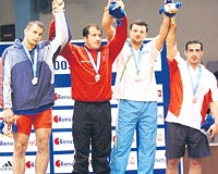 EFELENDLER... Dnya ve Olimpiyat ampiyonu greimiz Hamza Yerlikaya, 120 kiloda madalya kazanan sporculara oyunlarn maskotu efeyi takdim etti...
