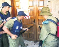 ASKERLER KAPILARI KIRIP İÇERİ GİRDİ  İsrail askerleri, Neve Dekalimdeki sinagoga girerek yüzlerce kişiyi çıkardı. Silahlı bir İsrailli, Batı Şeriada üzerlerine ateş açtığı 3 Filistinliyi öldürdü, 3ünü de yaraladı. 