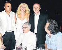 TOSFED Bakan Mmtaz Tahinciolu (ayakta sada) ile Formula 1in patronu Bernie Ecclestone (ortada) nceki gnk kutlama gecesinde bir araya geldi.