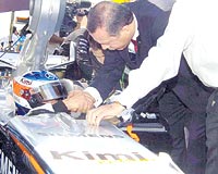 Babakan Erdoan, McLaren Mercedesin pilotu Raikkonene arabasnn iinde ans diledi. Babakan, favorisi Renaultdan Alonsoyu da unutmad.