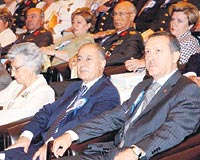 Cumhurbaşkanının eşiyle geldiği törene Arınç ve Erdoğan da katıldı.