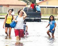 Yaklaan Katrina kasrgasndan kaan Louisianallar sokaklara dkld. 