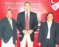 atv Genel Mdr Mehmet Tezkan (solda) ihalede en yksek teklifi yapt.