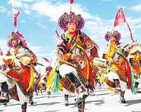 Tibetlilerin, etnik kyafetli danslar ok byk ilgi grd.