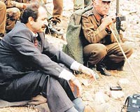 ERKAN VE BTLS - Erkan, OHAL Blge Valisi olduu dnemde, Jandarma Genel Komutan Orgeneral Eref Bitlis ile. Bitlis,17 ubat 1993te uann dmesi sonucu yaamn yitirdi. Uan buzlanma sonucu dt akland, ancak Komutann lmnn ardndaki esrar aydnlanmad.