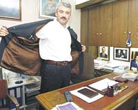 SLAH TAIMADIINI SYLED.... Ordu Milletvekili Enver Ylmaz, avukatlk yapt 1997 ylnda silah aldn syledi. Ceketini ap zerinde silah olmad gsteren Ylmaz, silah tamadn syledi. 