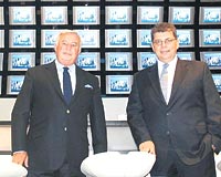 3D televizyonu Ko Holding Dayankl Tketim ve naat Grubu Bakan Blent Bulgurlu (solda) ve Beko A Genel Mdr Yaz Eybolu tantt.