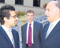Giorgianni (solda) bakanlndaki IMF heyeti, TSAD Ynetim Kurulu yesi Kibar (sada) ve dier TSAD yeleriyle ekonomik gelimeleri deerlendirdi.
