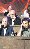 Bruce Willis (solda), Ben Affleck (ortada), Juliette Lewis (sada) ile Benicio del Toro (ikinci sra, sa ba) gece boyunca canl yaynda izleyicilerle telefonda konuup Katrina-zedeler iin yardm toplad.