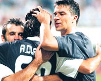 BEKTAI EYREK KESMEZ.... Beikta, 9 kez katld UEFA Kupasnda en byk baarsn 2002-03 sezonunda eyrek finale yksele-rek elde etti. Bu sezonhedef ise en az final...