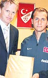 FAVOR TRKYE Perudaki Dnya ampiyonasna katlan 17 Yaalt Milli Takmmz, FIFA tarafndan plaketle dllendirilirken turnuvann da favorisi olarak gsterildi.
