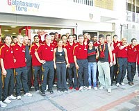 Ma ncesi sar-krmzl futbolcular ve teknik heyet zmir Galatasaray Storeu ziyaret etti. zmirlilerin byk ilgisi takmn moralini ykseltti.