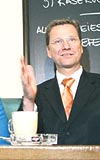 FDP DESTEK SNYAL VERD.... San kk partisi FDPnin lideri Guido Westerwelle (sada), Schrderle koalisyonu reddetti. Ancak Yeillerle olabilir dedi. Oyunu en ok artran parti FDP, koalisyon grmelerinin kilit noktas.