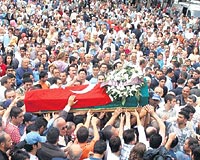 BİNLERCE KİŞİ KATILDI... Ata Türkün cenazesi Fatih Camisine ulaştığında, büyük bir kalabalık karşıladı.