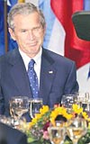 ARAP KADEH... ABD Bakan Bush resmi davetlerde hep su kadehini kaldrrd. BM Liderler Zirvesi resepsiyonunda nnde su da olmasna ramen beyaz arab tercih etti.